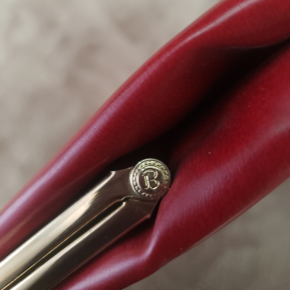 50s - 60s VINTAGE CLASSIC RED CLUTCH PURSE IN PERFECT CONDITION - Picture 4 of 4